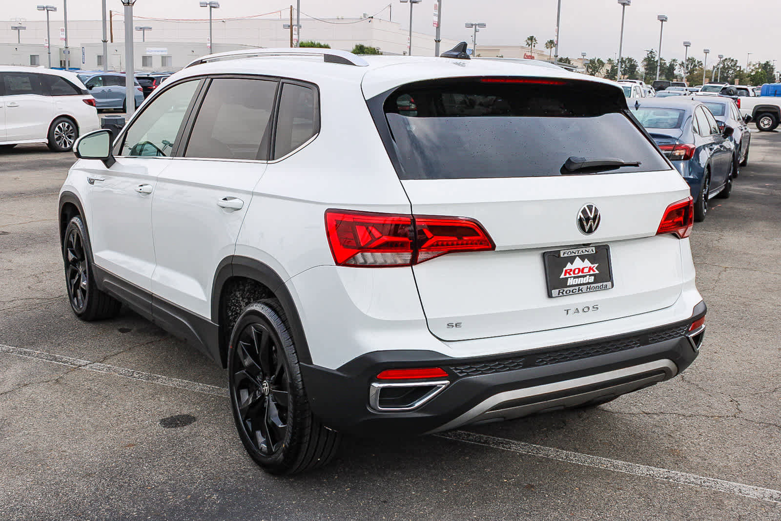 Used 2022 Volkswagen Taos SE w/ Panoramic Sunroof Package FWD image 8