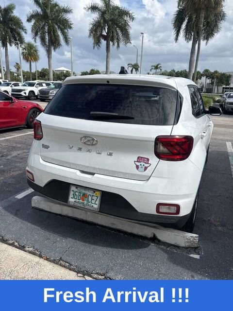 Used 2022 Hyundai Venue SE FWD image 4