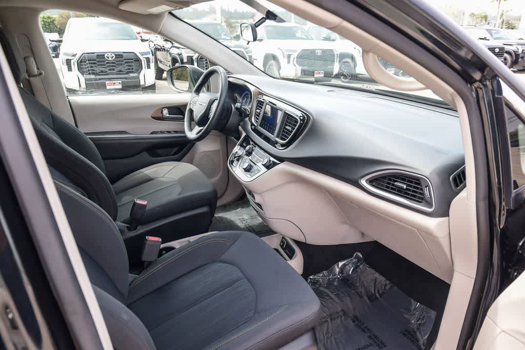 Used 2019 Chrysler Pacifica L FWD image 15