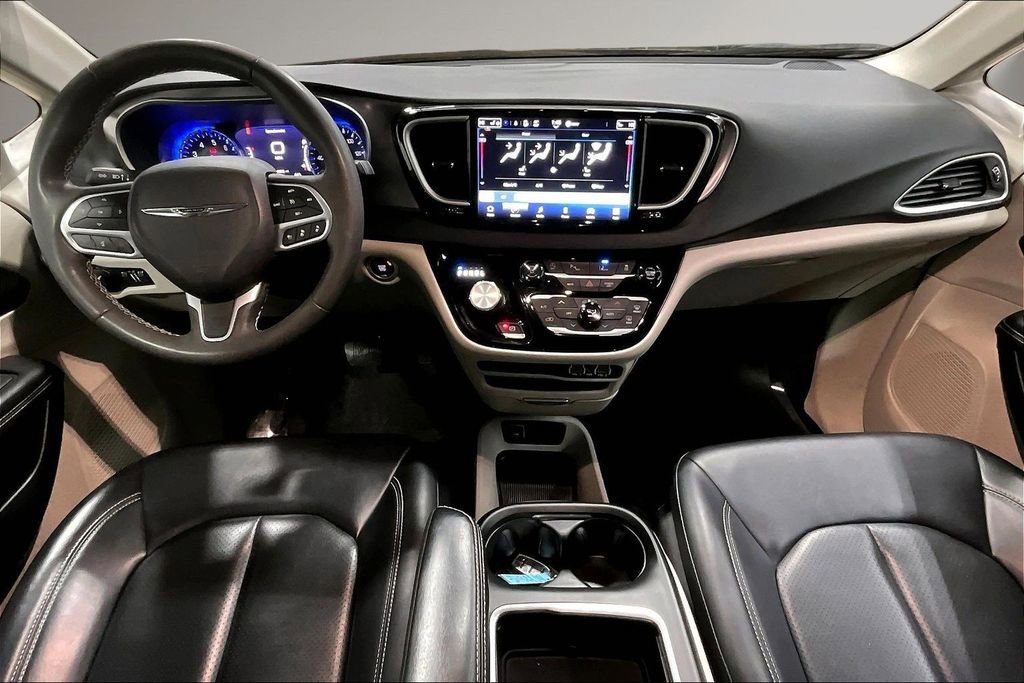 Used 2023 Chrysler Pacifica Touring-L image 8