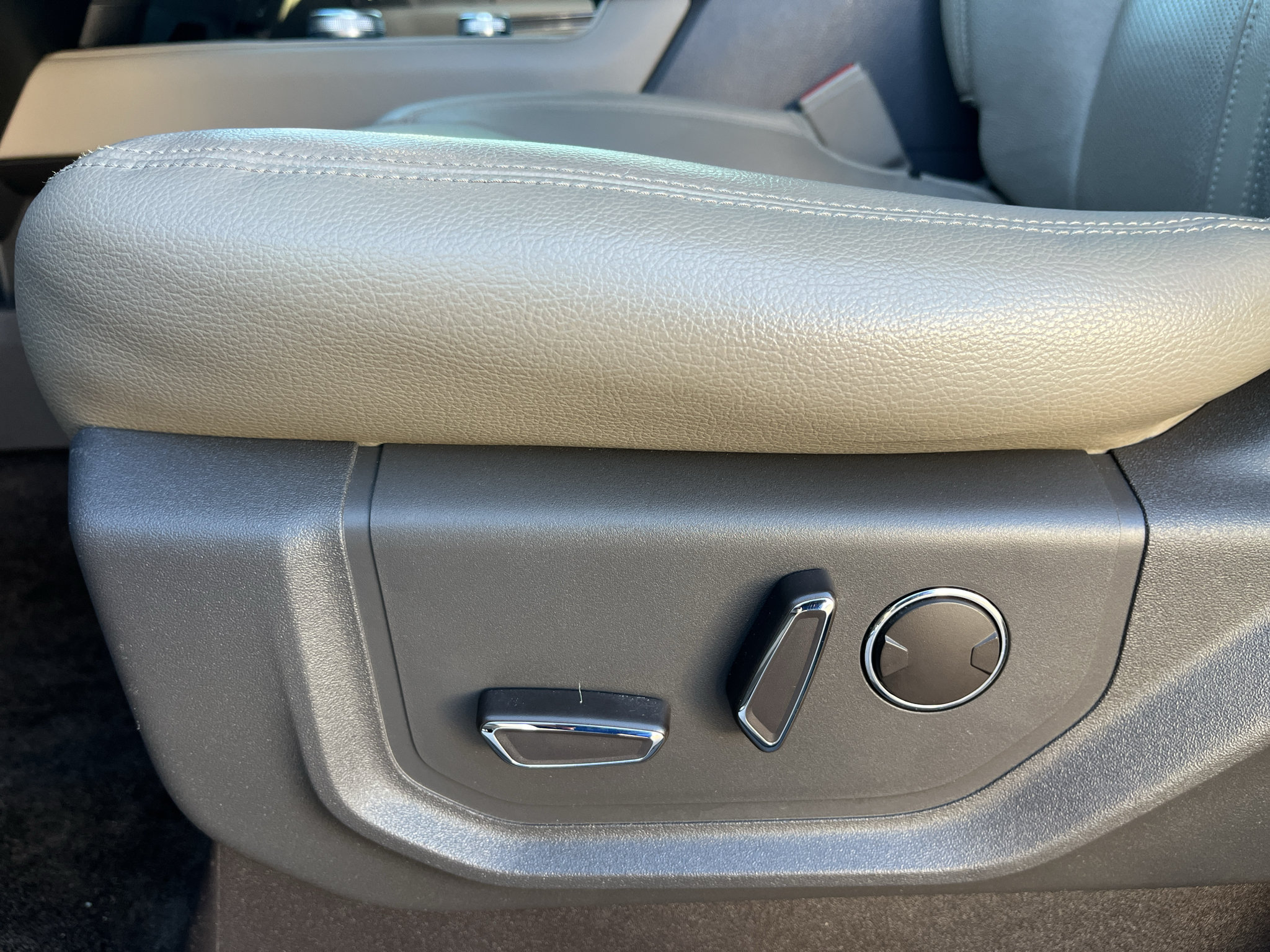Used 2018 Ford Expedition Limited w/ Equipment Group 302A AWD/4WD image 15