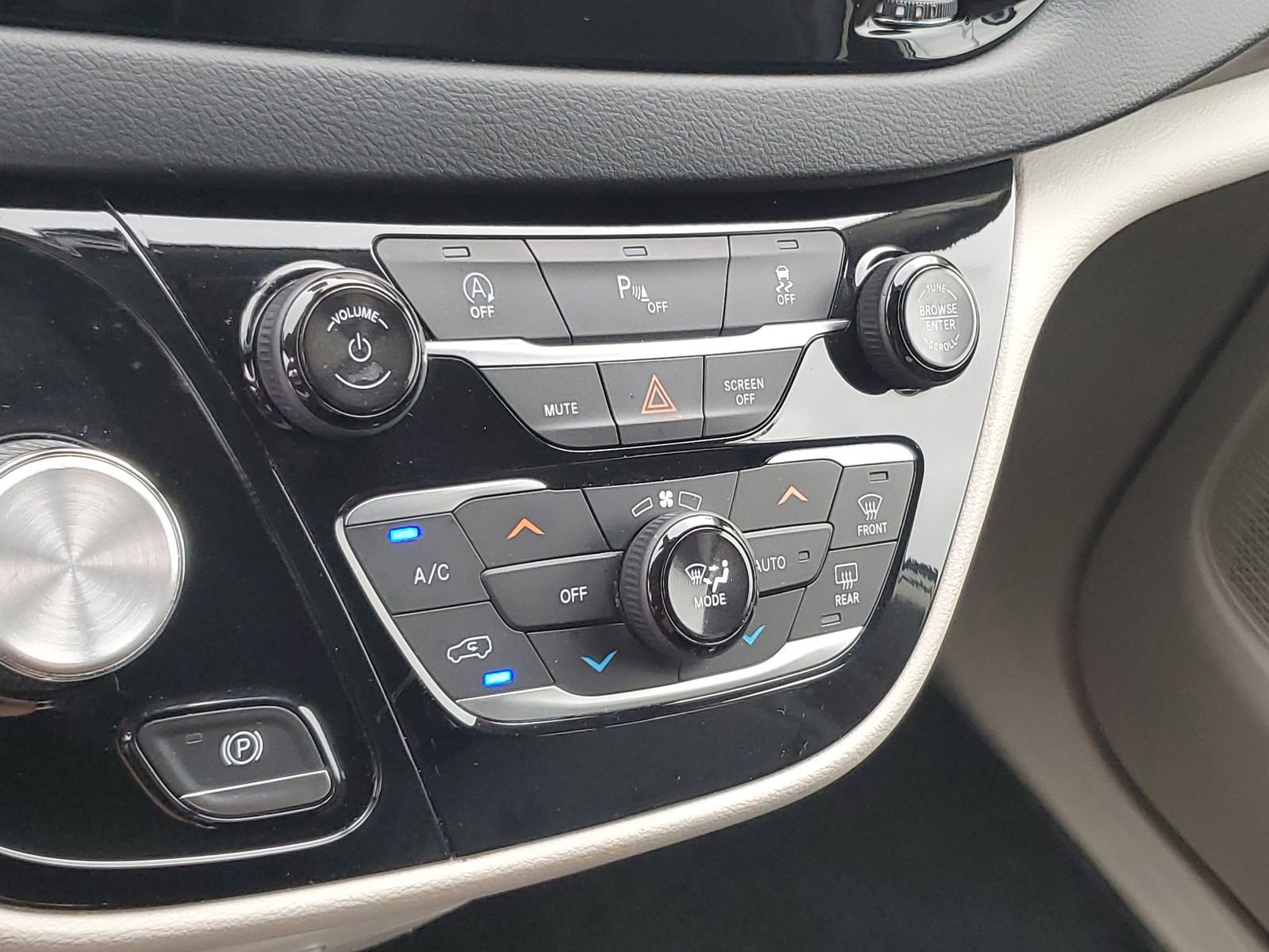 Used 2019 Chrysler Pacifica Touring-L FWD image 27