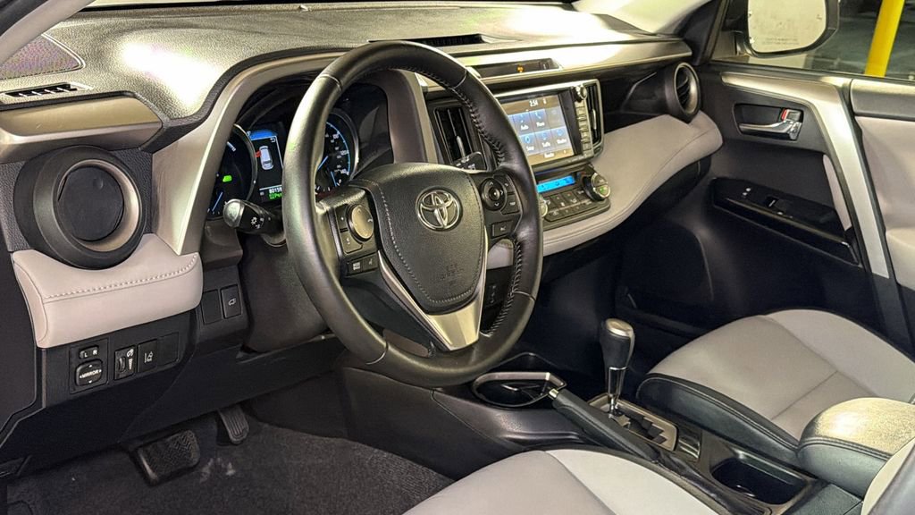 Used 2016 Toyota RAV4 Limited image 23