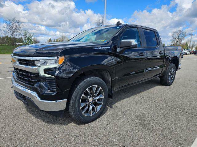 Used 2024 Chevrolet Silverado 1500 LT AWD/4WD image 3