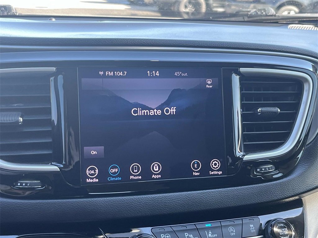 Used 2020 Chrysler Pacifica Touring w/ Tire & Wheel Group image 15