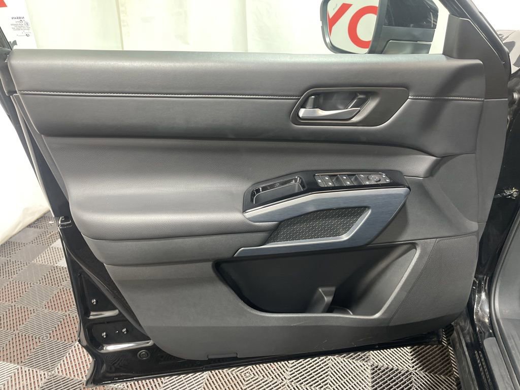 Used 2025 Nissan Pathfinder SL image 19