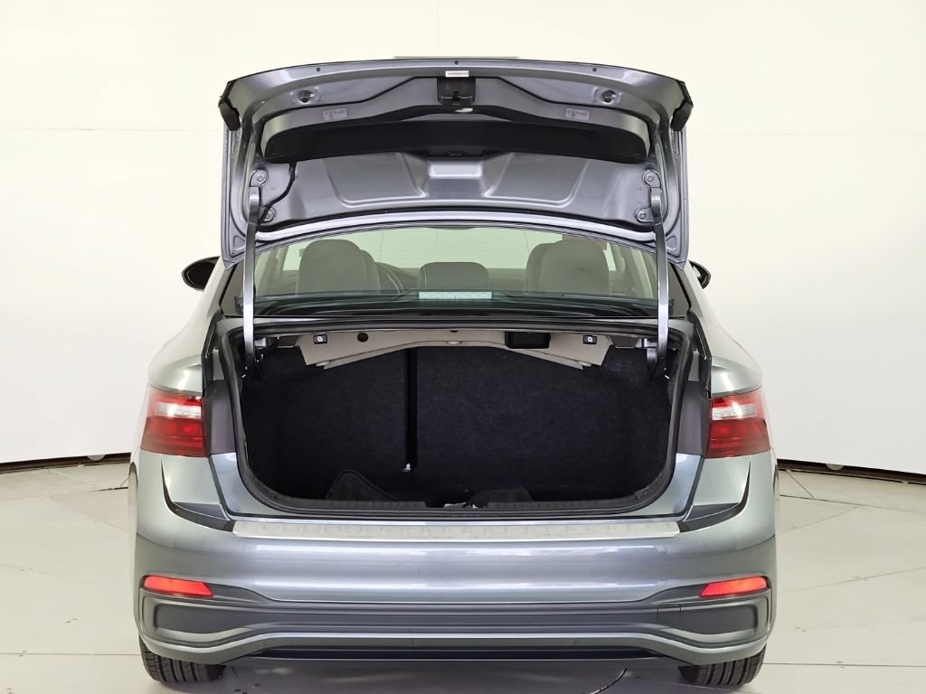 Used 2023 Volkswagen Jetta SE w/ Panoramic Sunroof Package FWD image 10