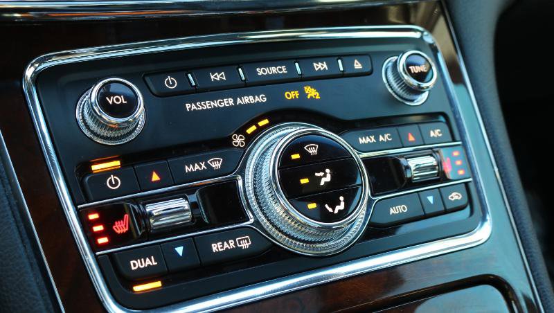 Used 2017 Lincoln Continental Select image 11