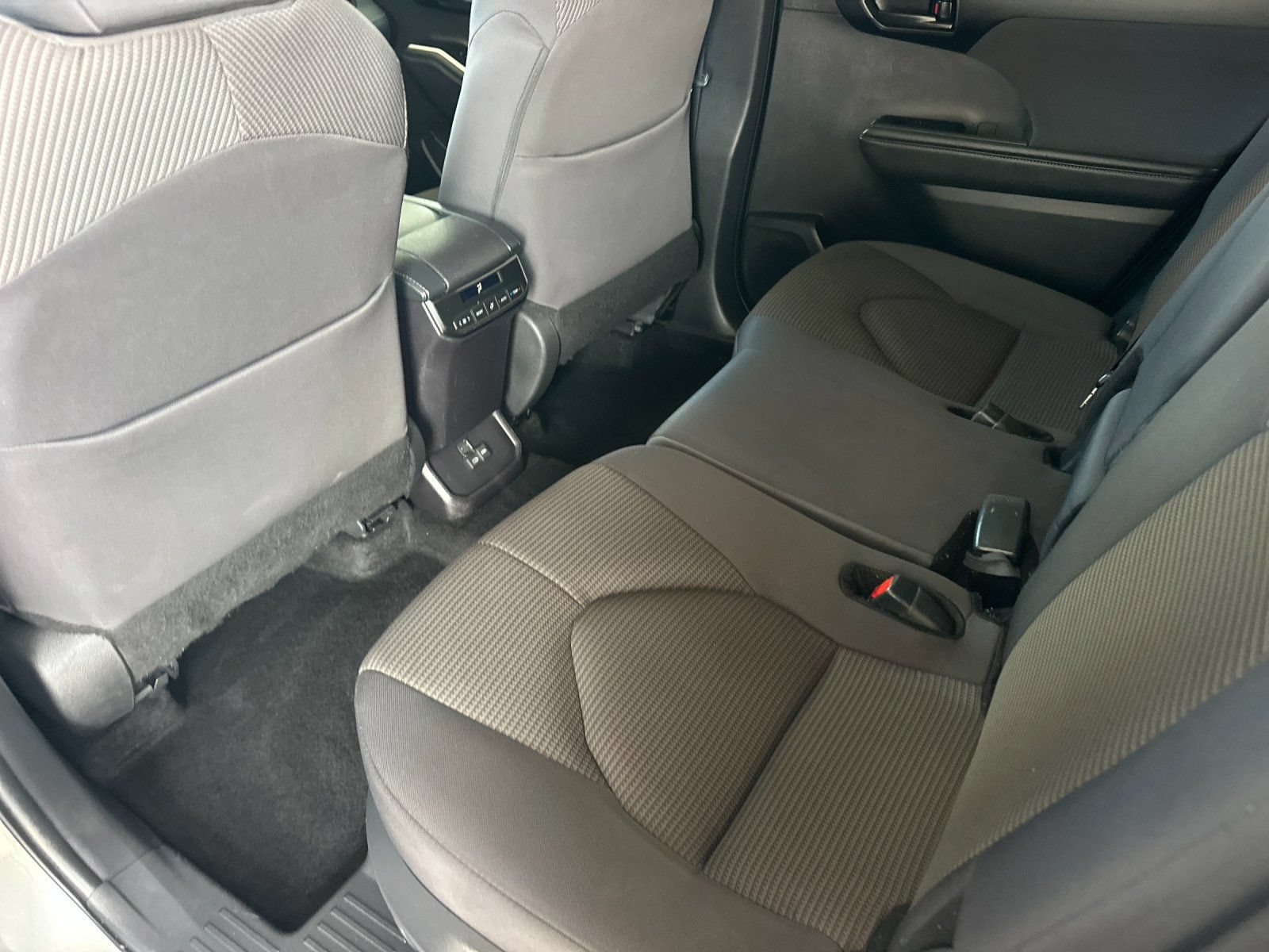 Used 2025 Toyota Highlander LE AWD/4WD image 11