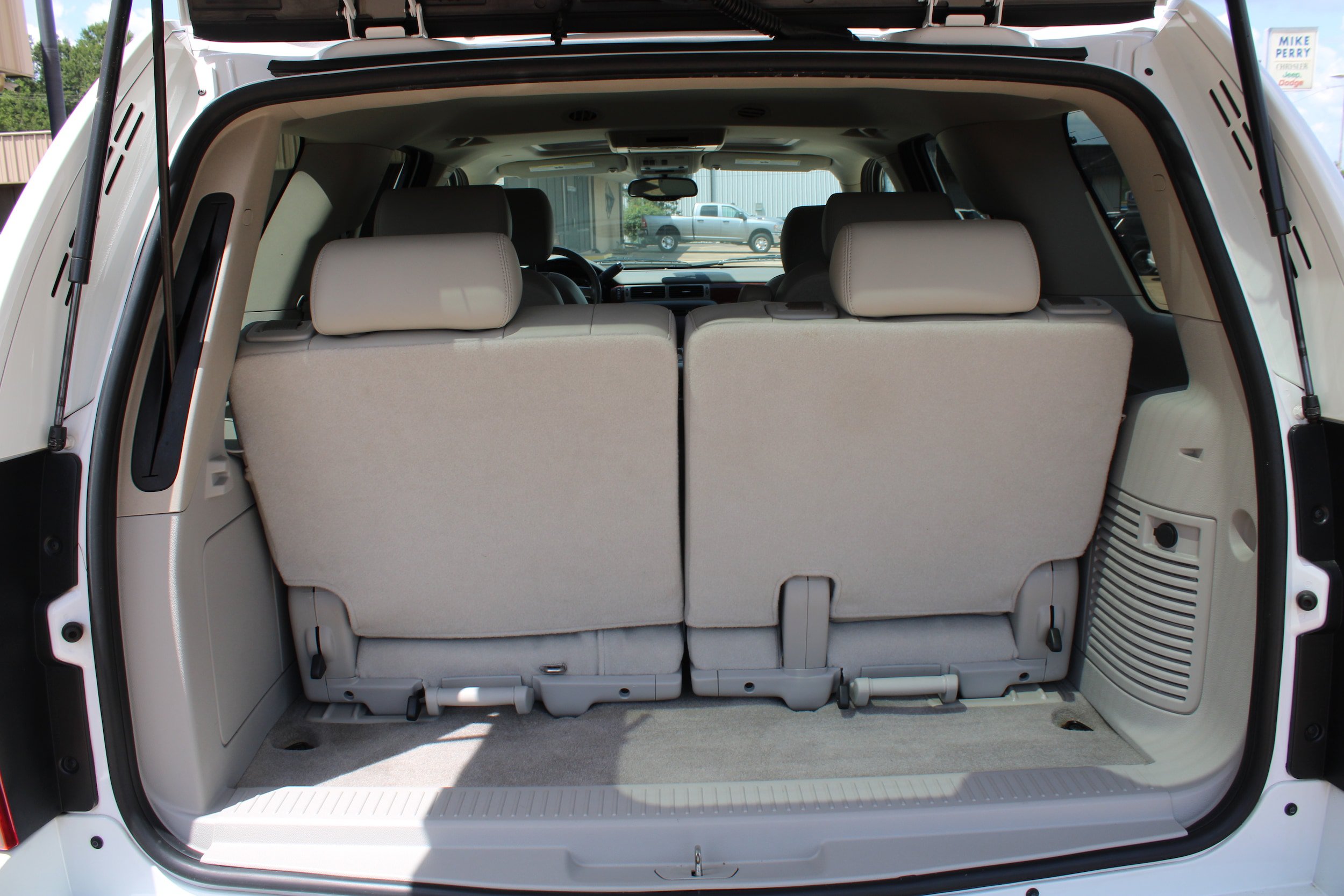 Used 2010 Chevrolet Tahoe LTZ RWD image 17
