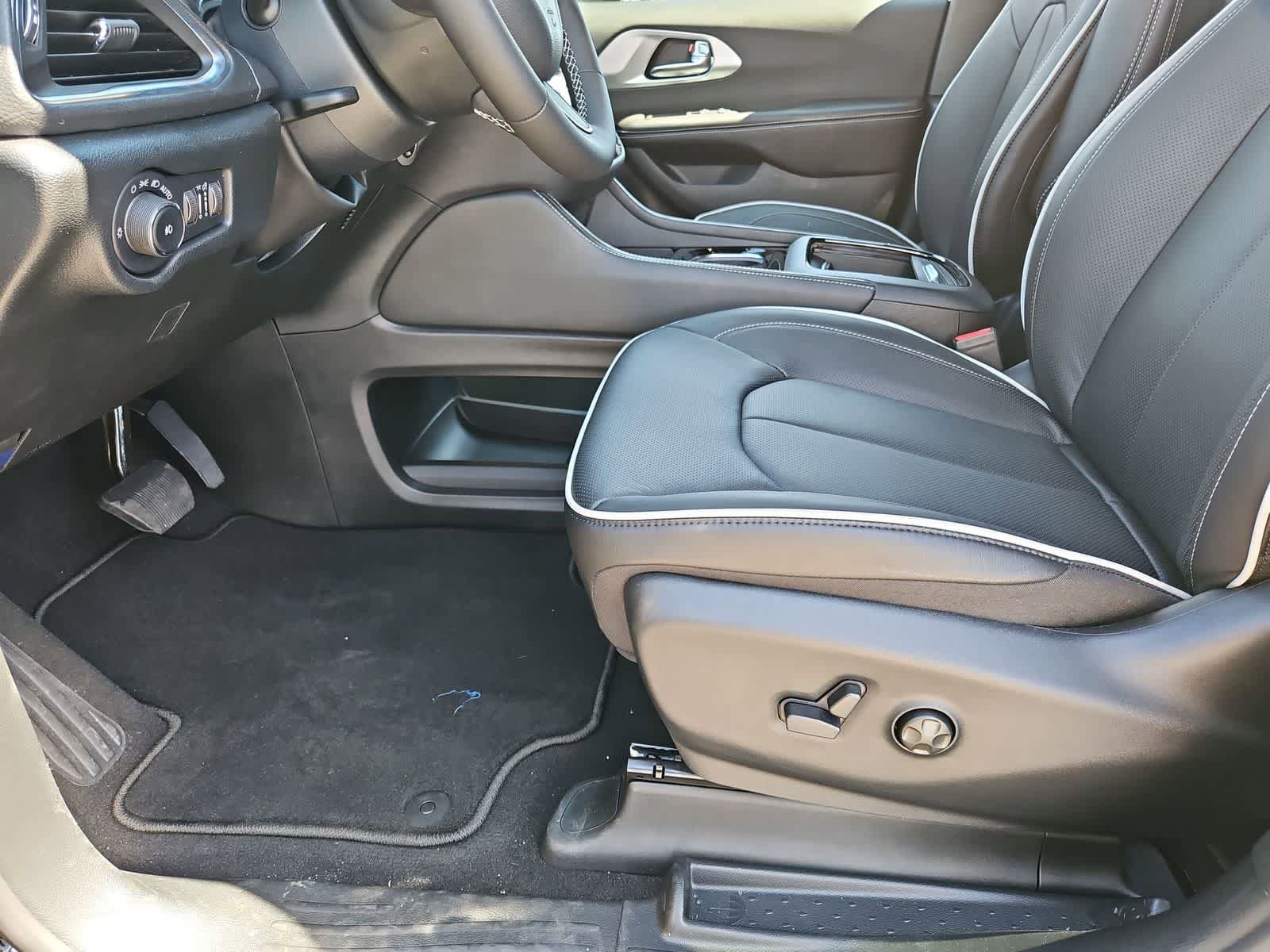 New 2026 Chrysler Pacifica Limited AWD/4WD image 16