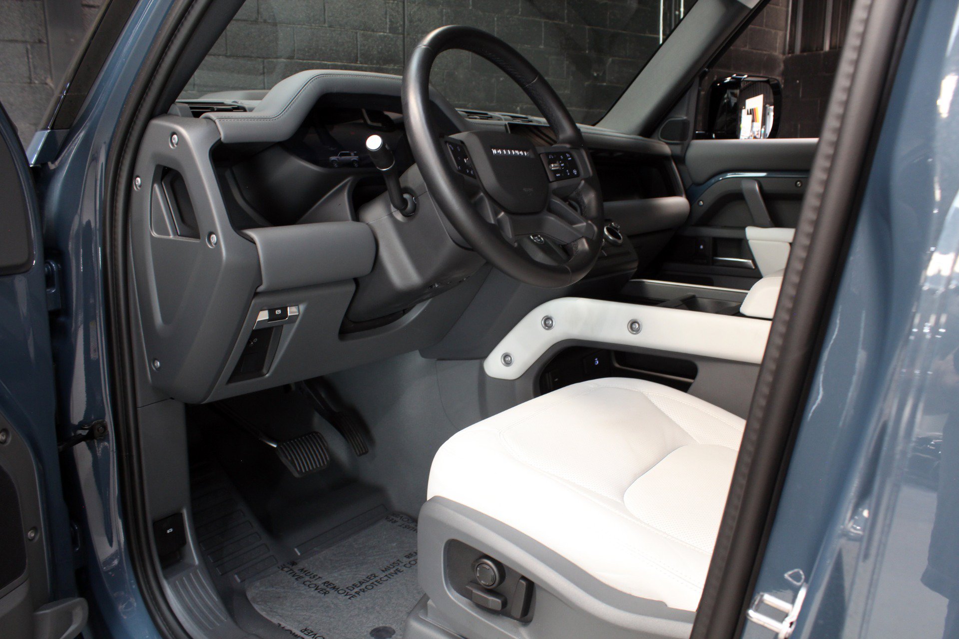 Used 2025 Land Rover Defender 110 X-Dynamic SE AWD/4WD image 35