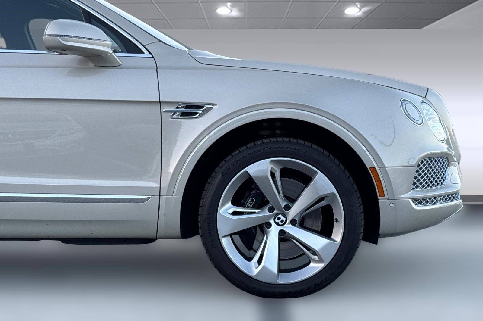 Used 2018 Bentley Bentayga image 35