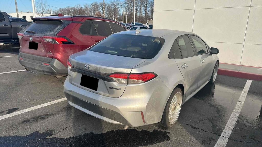 Used 2021 Toyota Corolla LE image 4