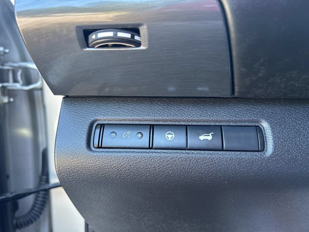 Used 2025 Nissan Pathfinder SL AWD/4WD image 17