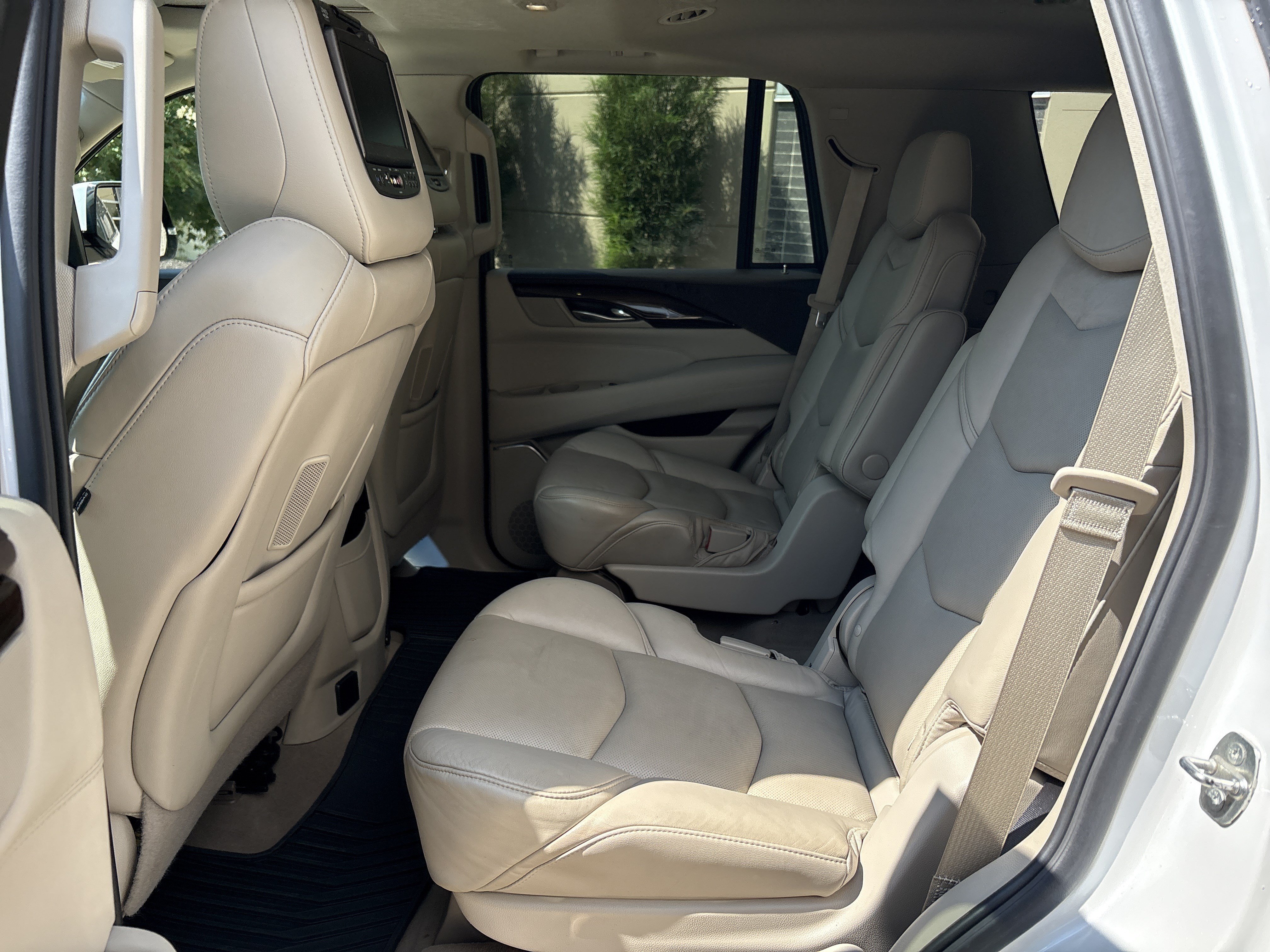 Used 2017 Cadillac Escalade Luxury AWD/4WD image 31