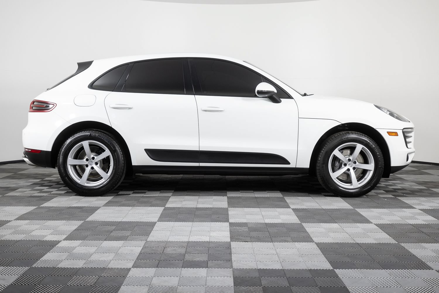 Used 2018 Porsche Macan AWD/4WD image 9