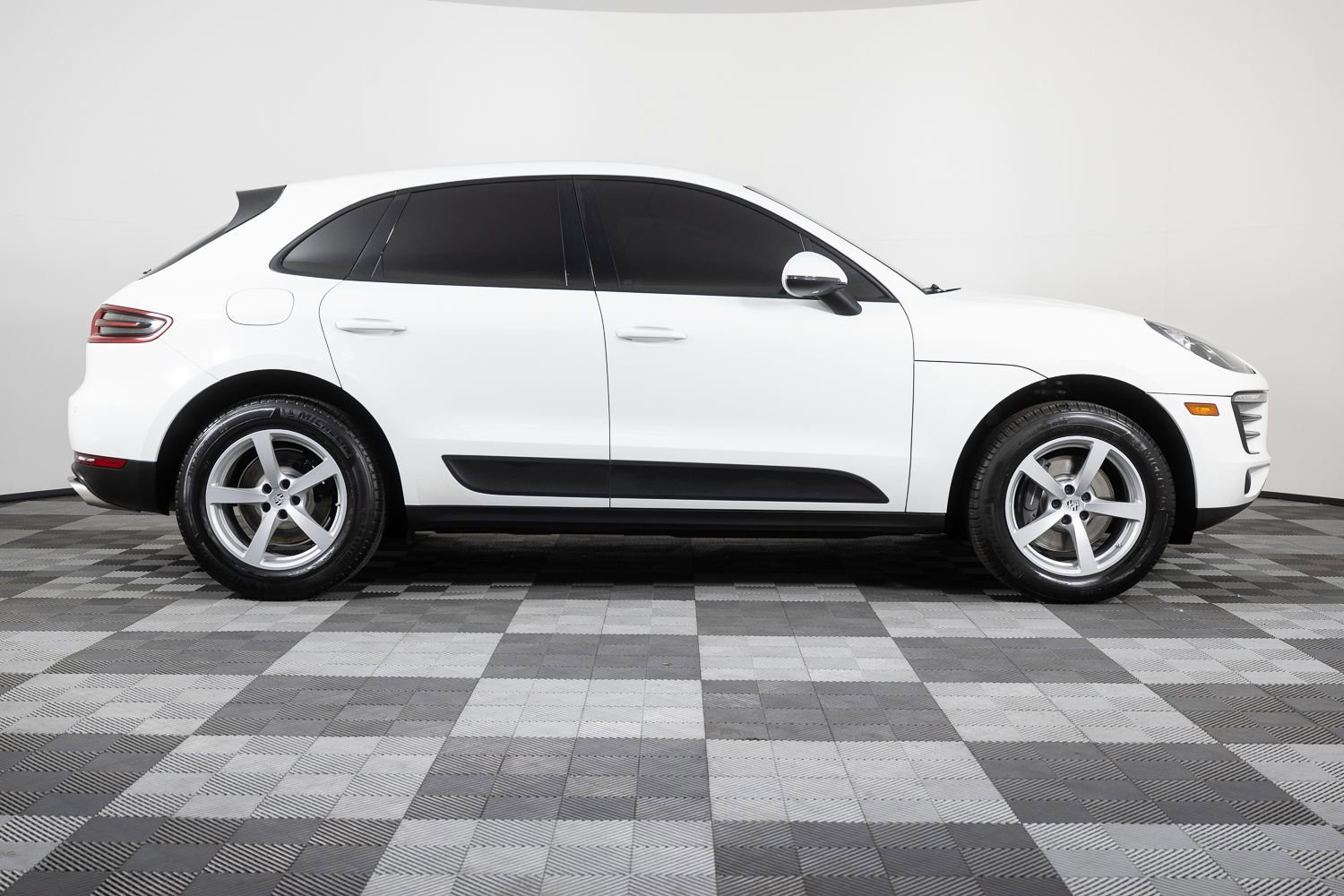 Used 2018 Porsche Macan image 9