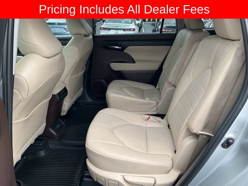 Used 2022 Toyota Highlander XLE FWD image 13