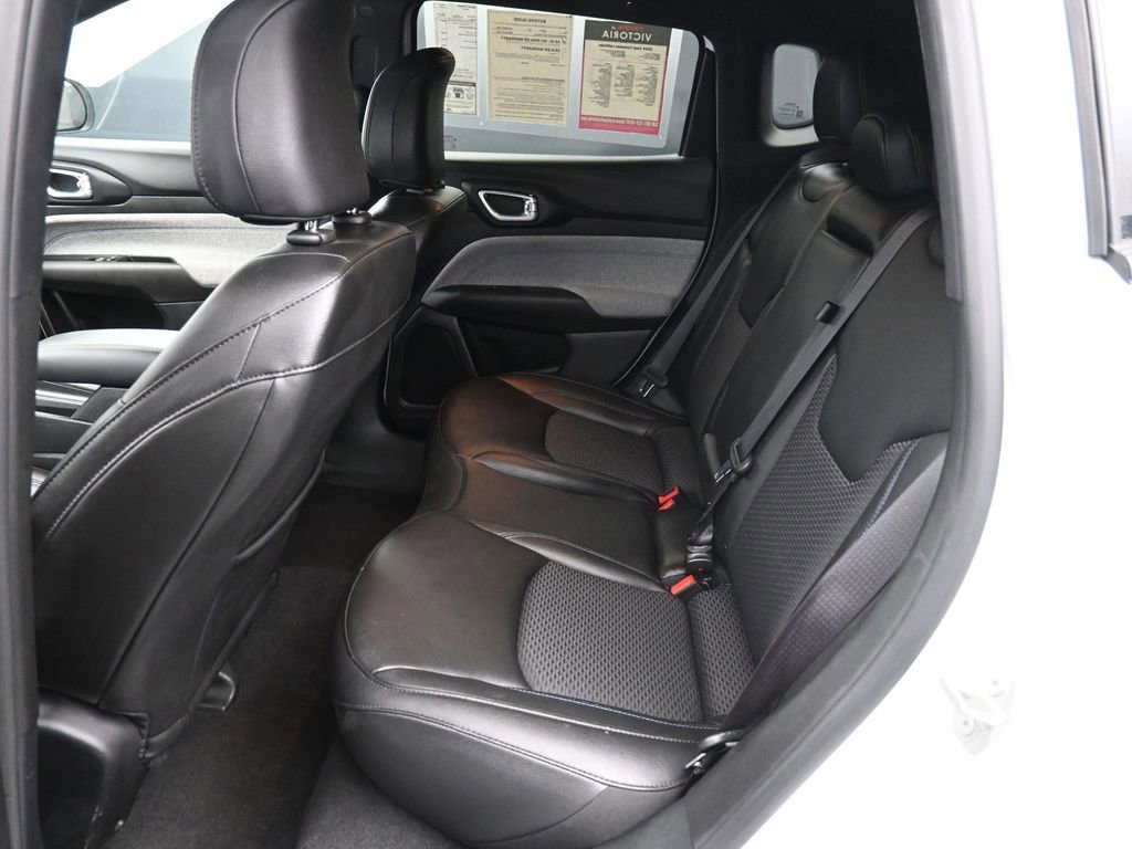 Used 2024 Jeep Compass Latitude image 11