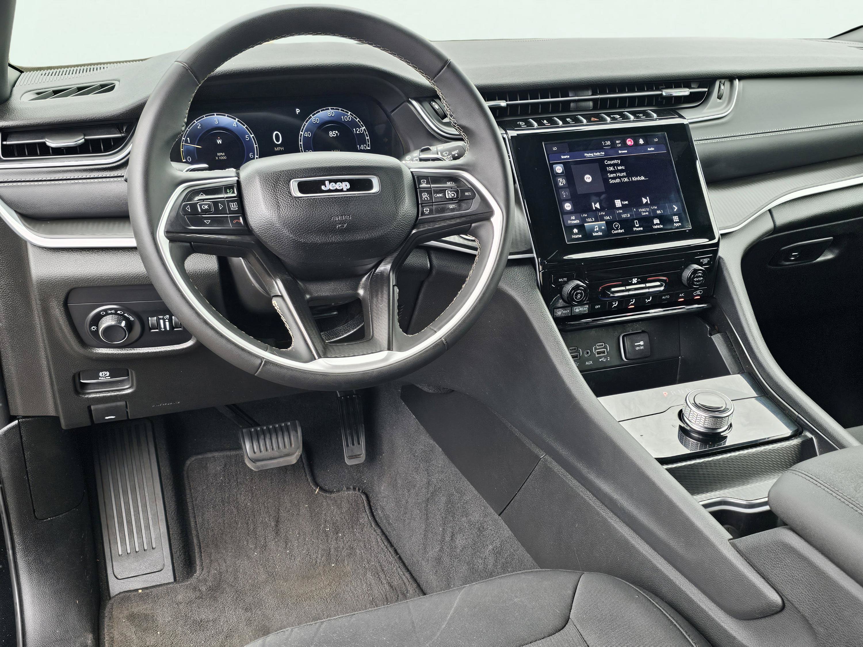 Used 2024 Jeep Grand Cherokee Laredo RWD image 33