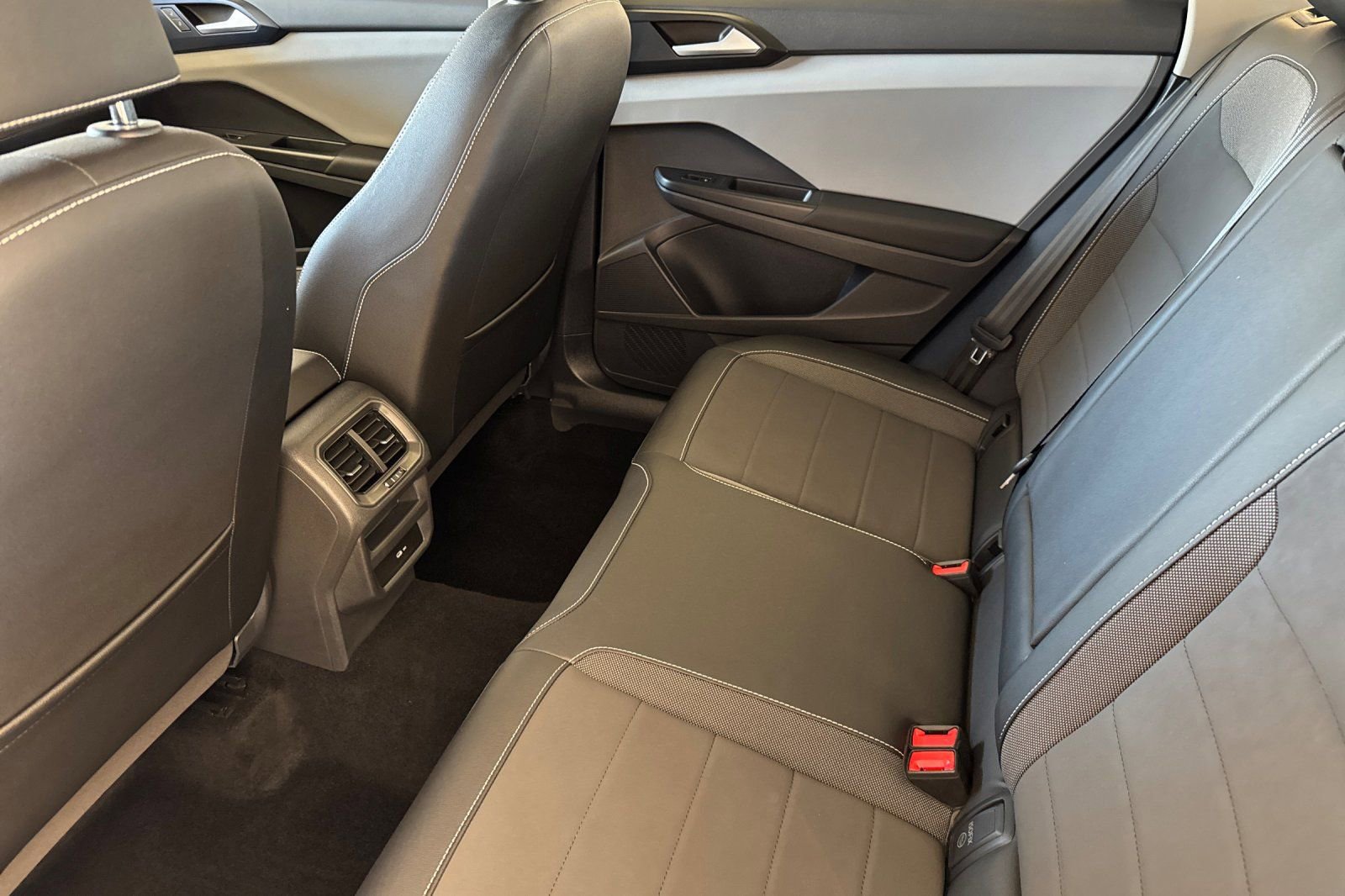 Used 2022 Volkswagen Taos SE image 11