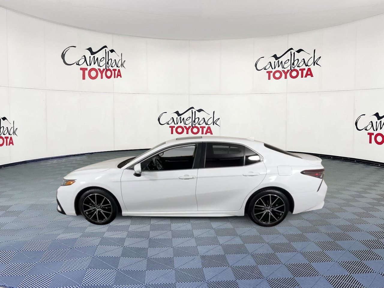 Used 2024 Toyota Camry SE w/ Convenience Package FWD image 7