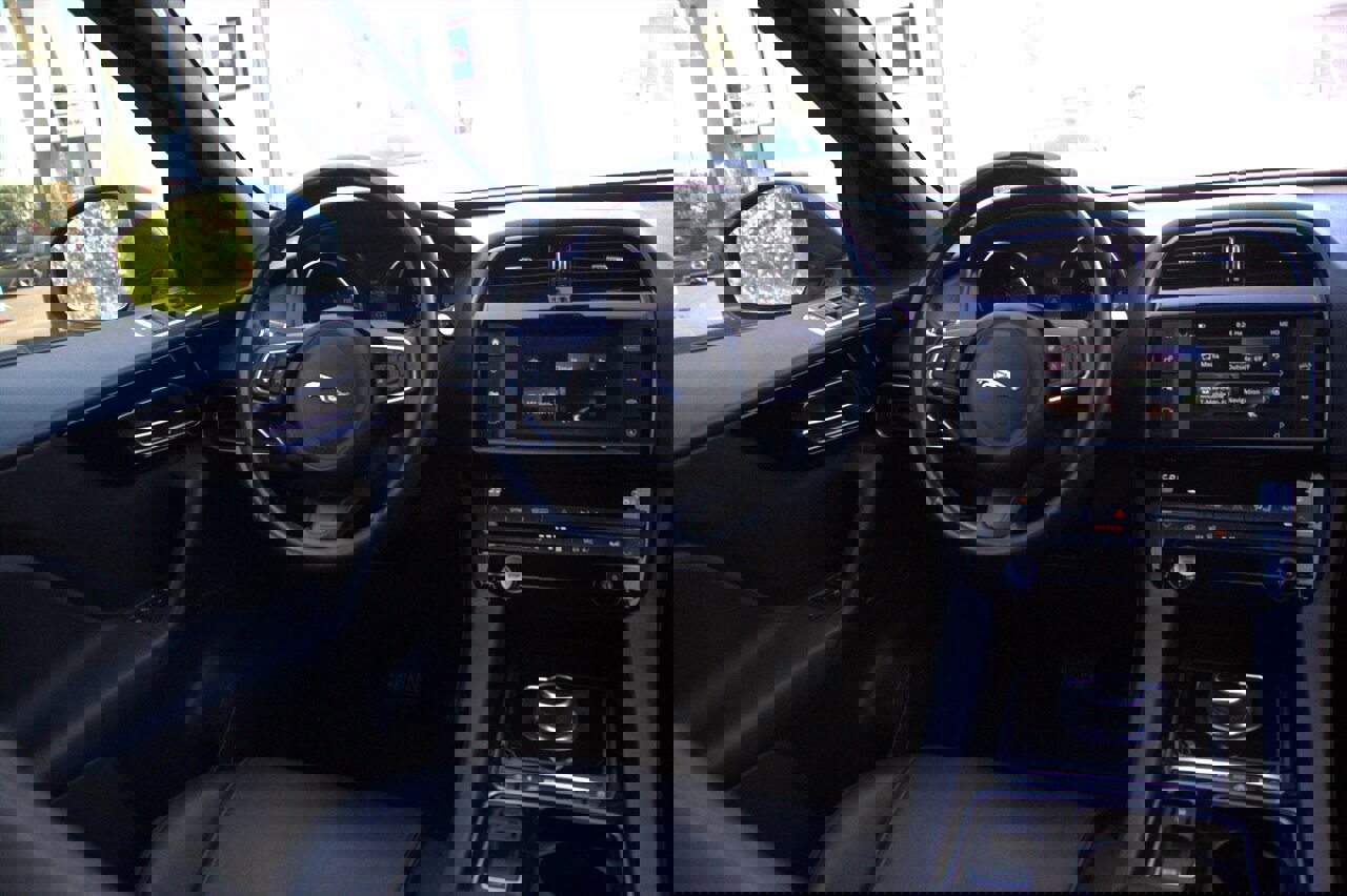 Used 2018 Jaguar F-PACE Premium image 36