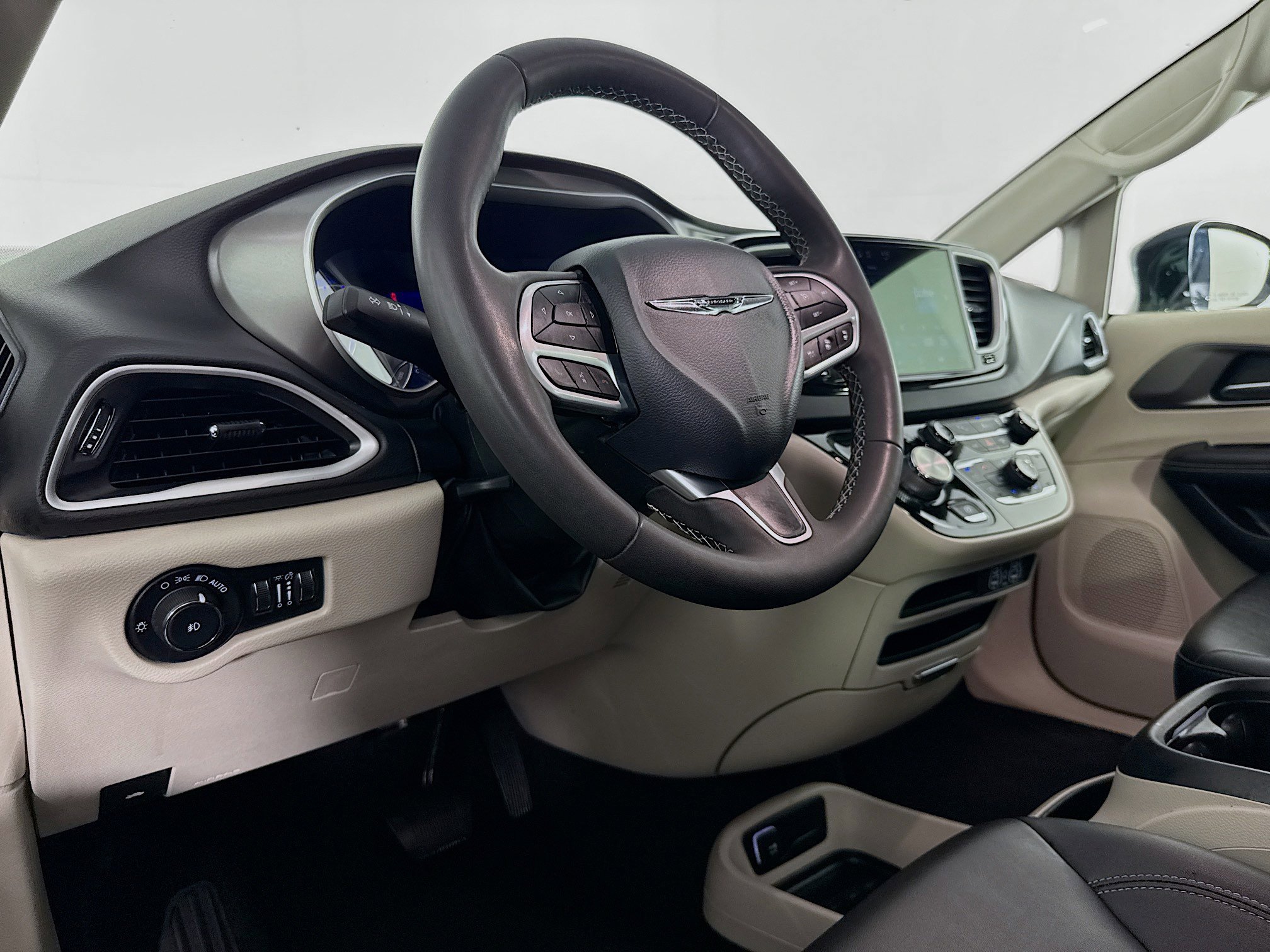 Used 2024 Chrysler Pacifica Touring-L FWD image 22