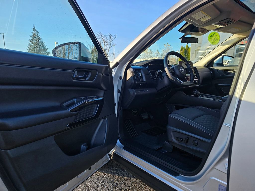 Certified 2024 Nissan Pathfinder SV w/ SV Premium Package image 16