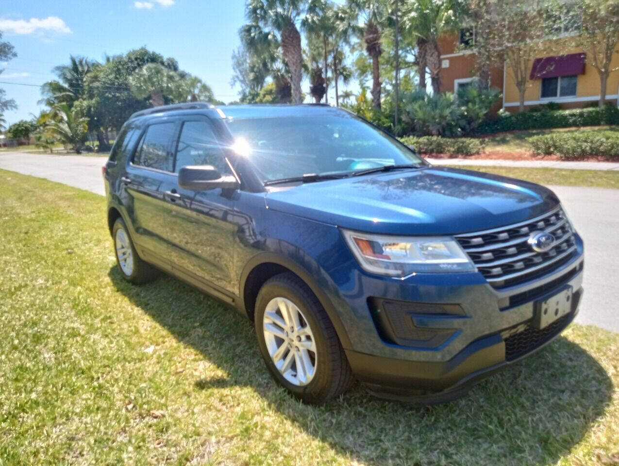 Used 2017 Ford Explorer FWD image 3