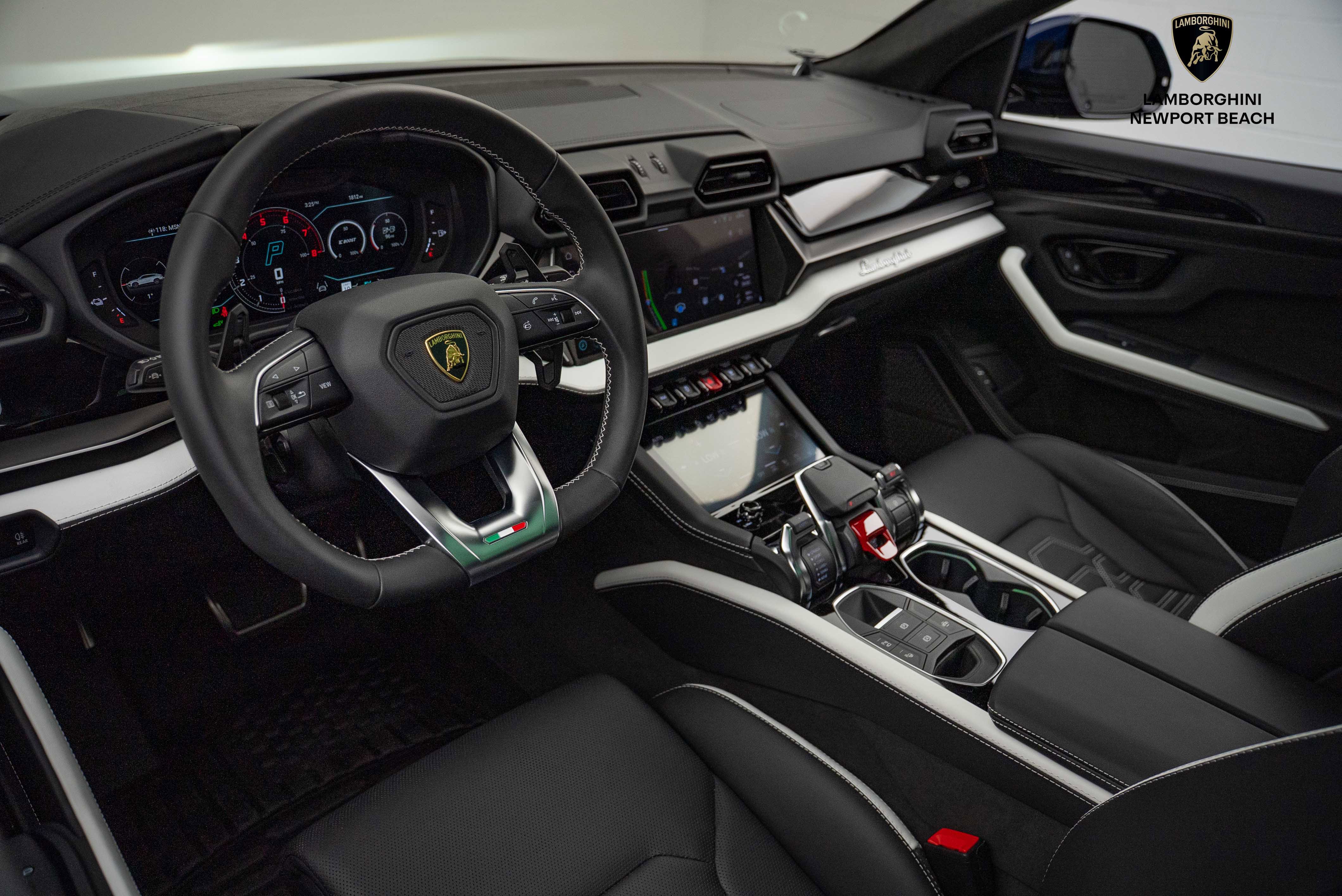 Used 2025 Lamborghini Urus SE image 2