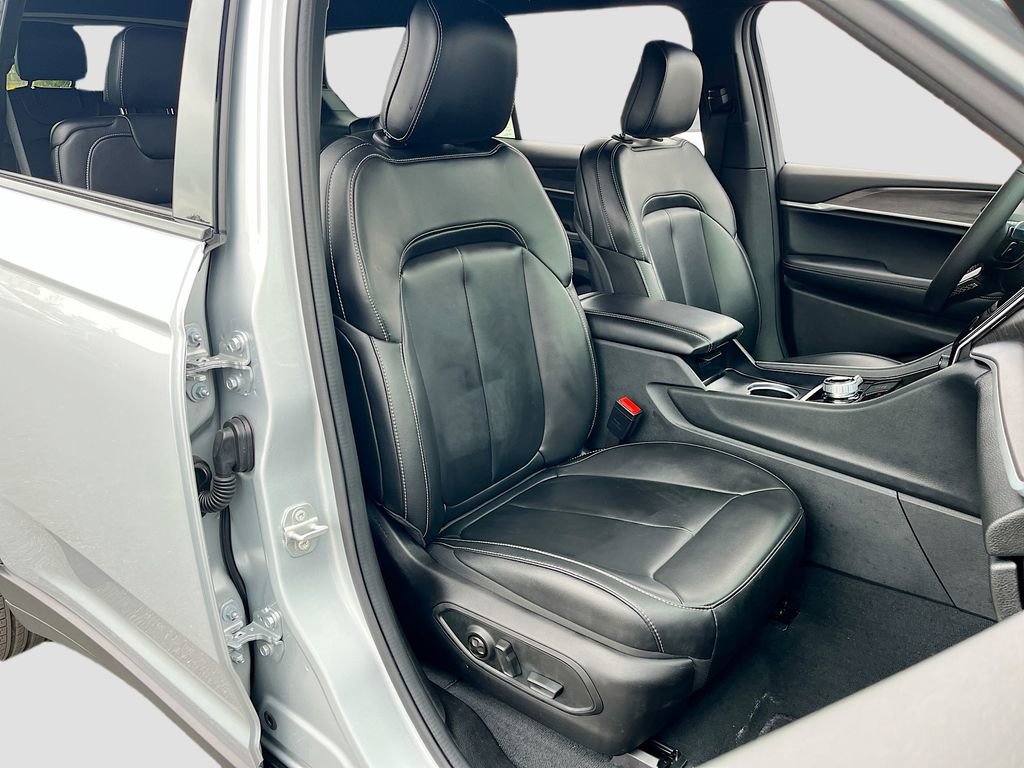 Certified 2025 Jeep Grand Cherokee L Limited w/ Black Appearance Package image 30