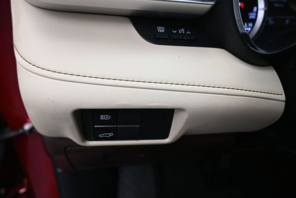 Used 2022 Toyota Highlander XLE FWD image 12