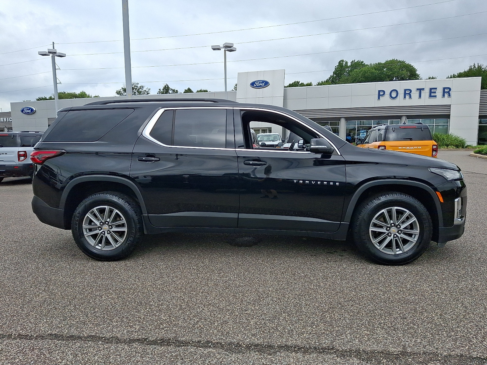 Used 2023 Chevrolet Traverse LT FWD image 12