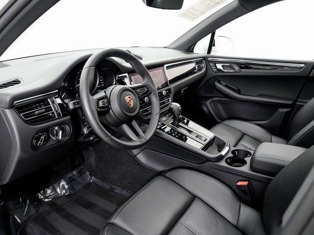 Certified 2025 Porsche Macan image 4