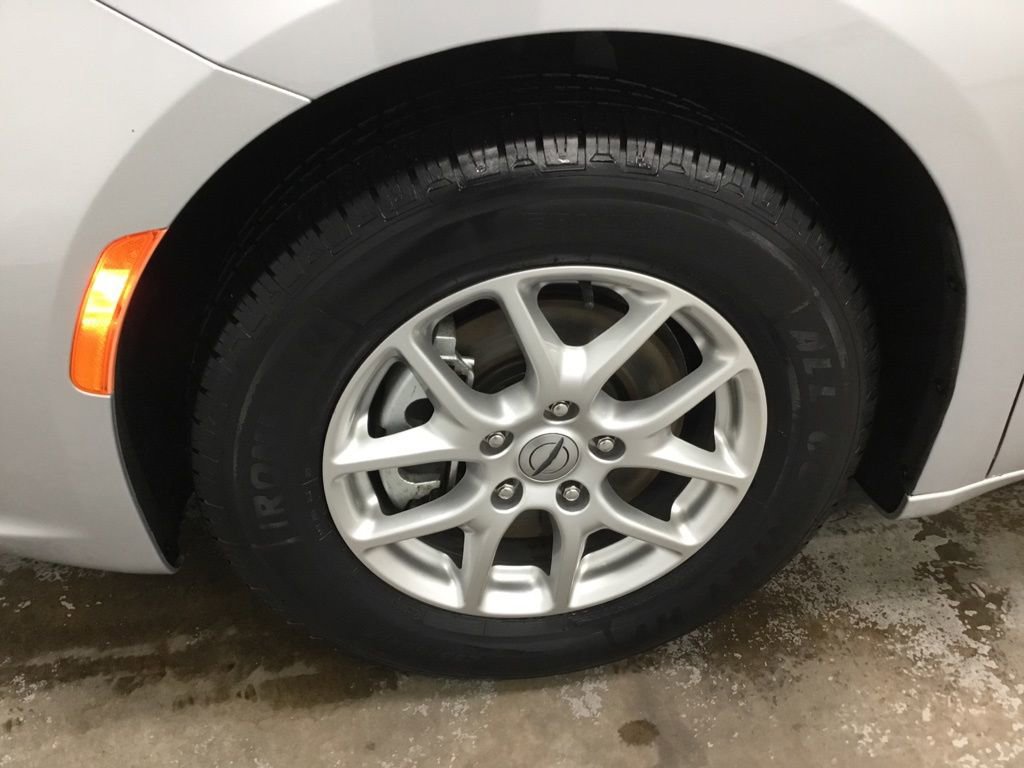 Used 2023 Chrysler Pacifica Touring-L image 4