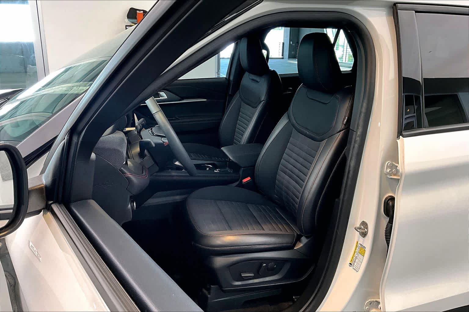 Used 2025 Ford Explorer ST-Line image 8