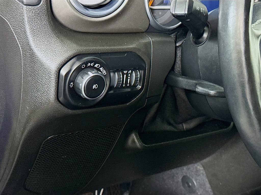 Used 2018 Jeep Wrangler Unlimited Sahara w/ Dual Top Group AWD/4WD image 19