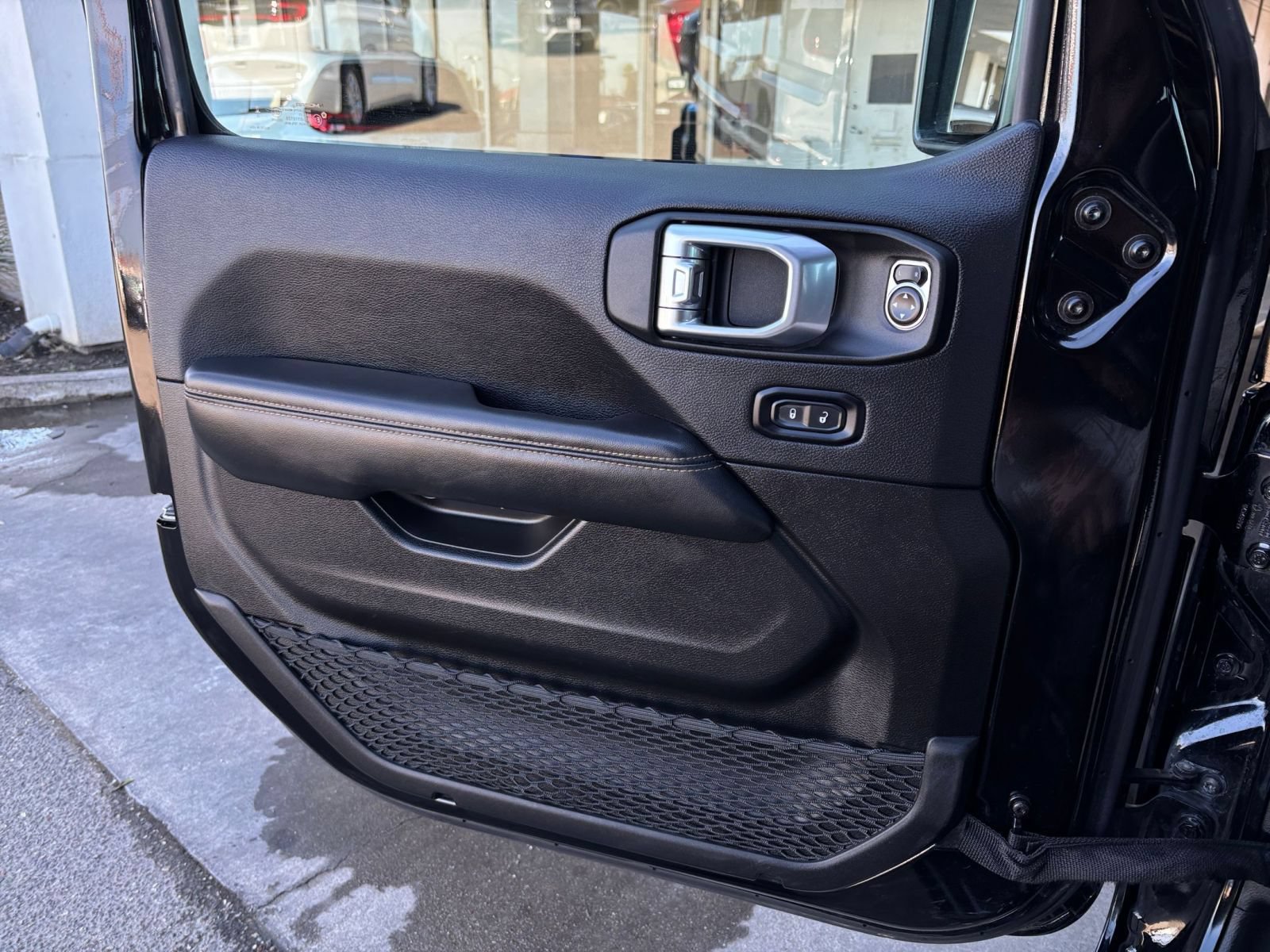 Used 2025 Jeep Wrangler Unlimited Sahara AWD/4WD image 18