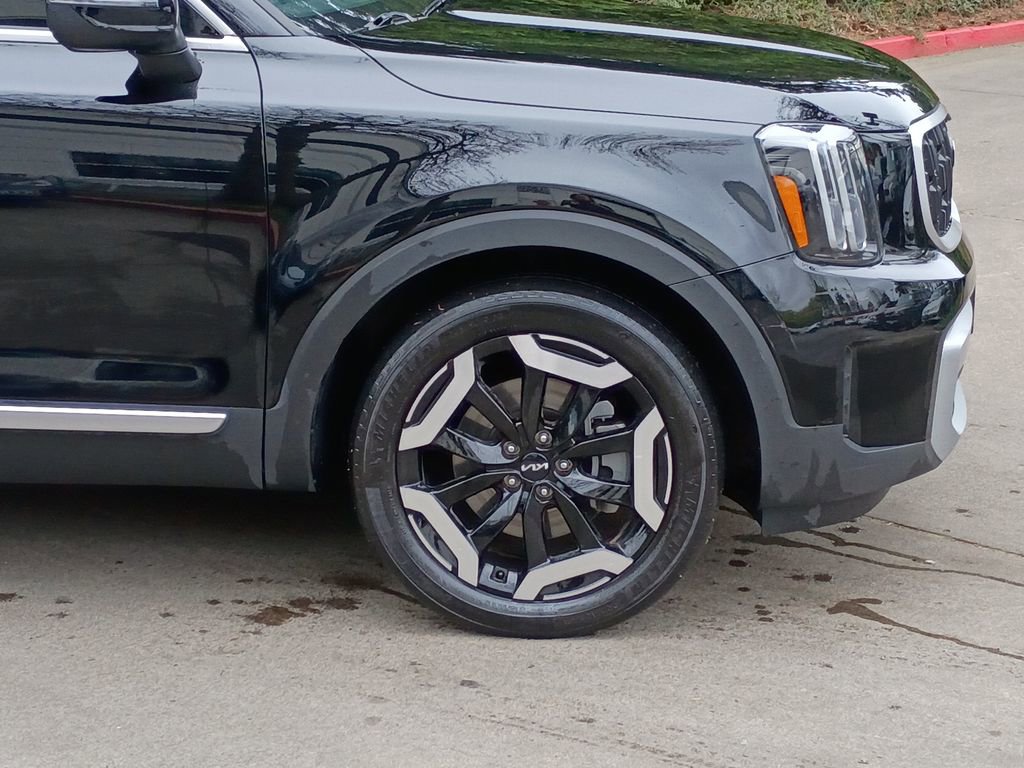 Used 2023 Kia Telluride EX w/ EX Captain's Chair Package AWD/4WD image 2