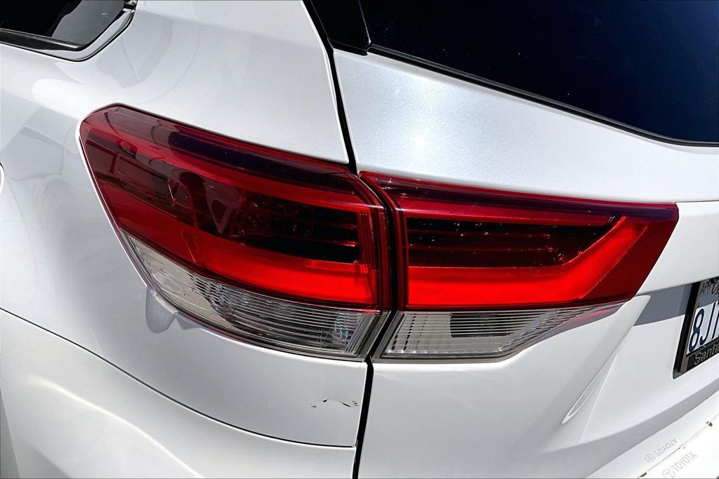 Used 2019 Toyota Highlander XLE AWD/4WD image 23