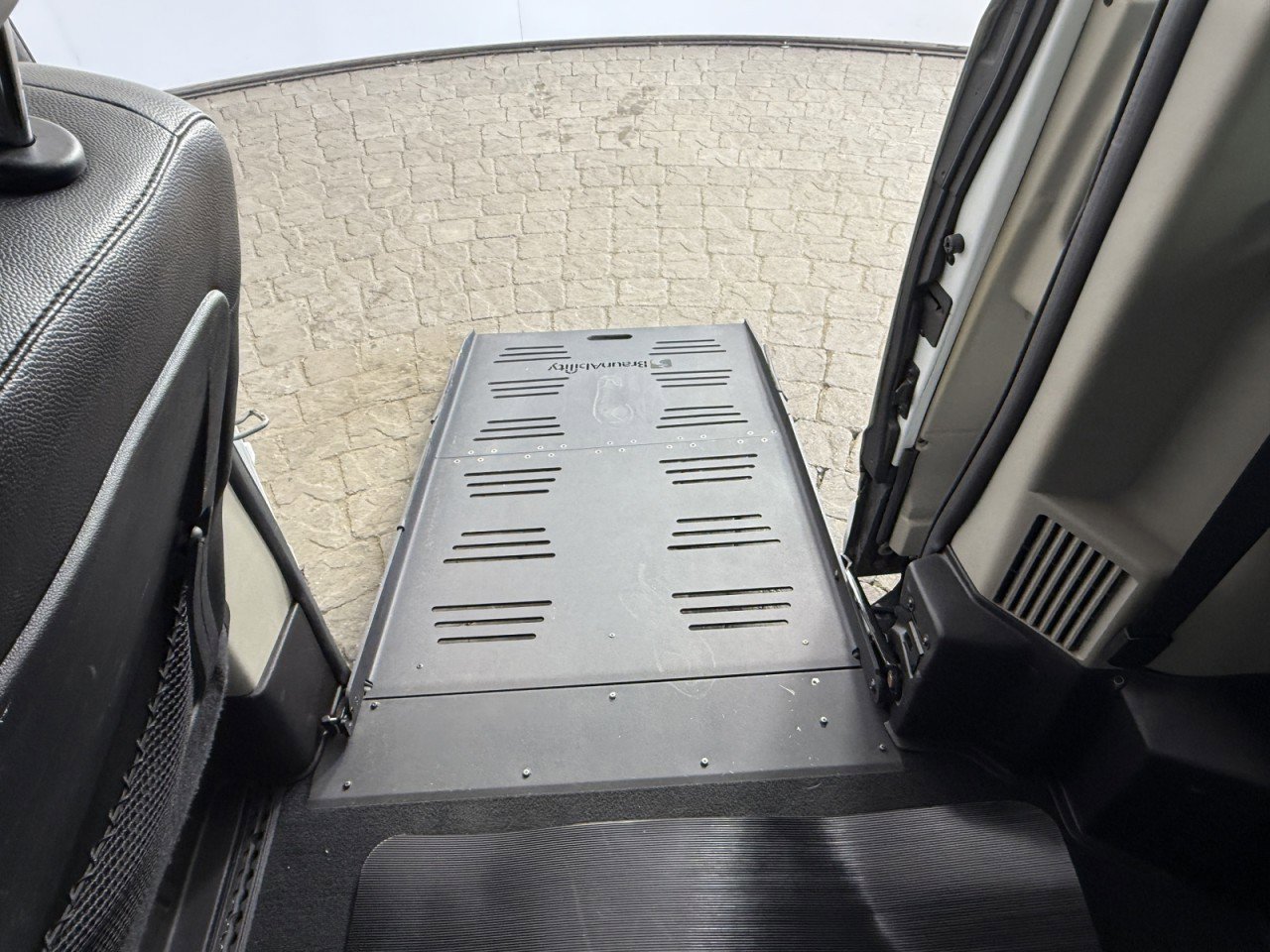 Used 2017 Dodge Grand Caravan SXT image 13