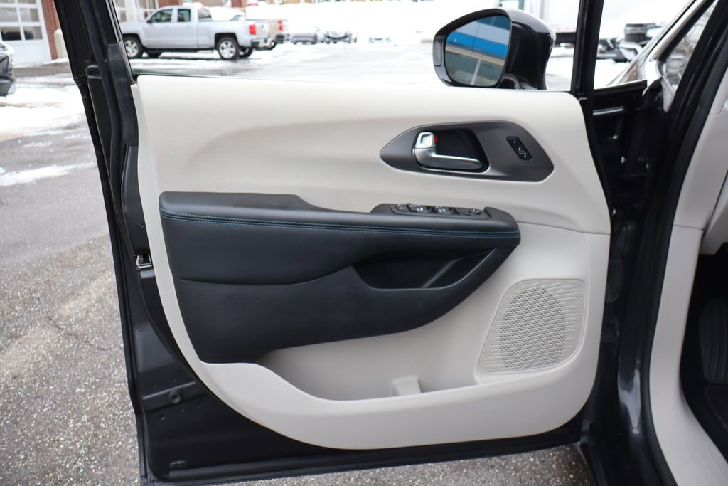 Used 2021 Chrysler Pacifica Touring-L w/ Uconnect Theater Family Group image 8