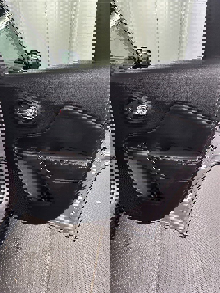 Used 2019 Jeep Cherokee Latitude Plus w/ Comfort/Convenience Group image 27