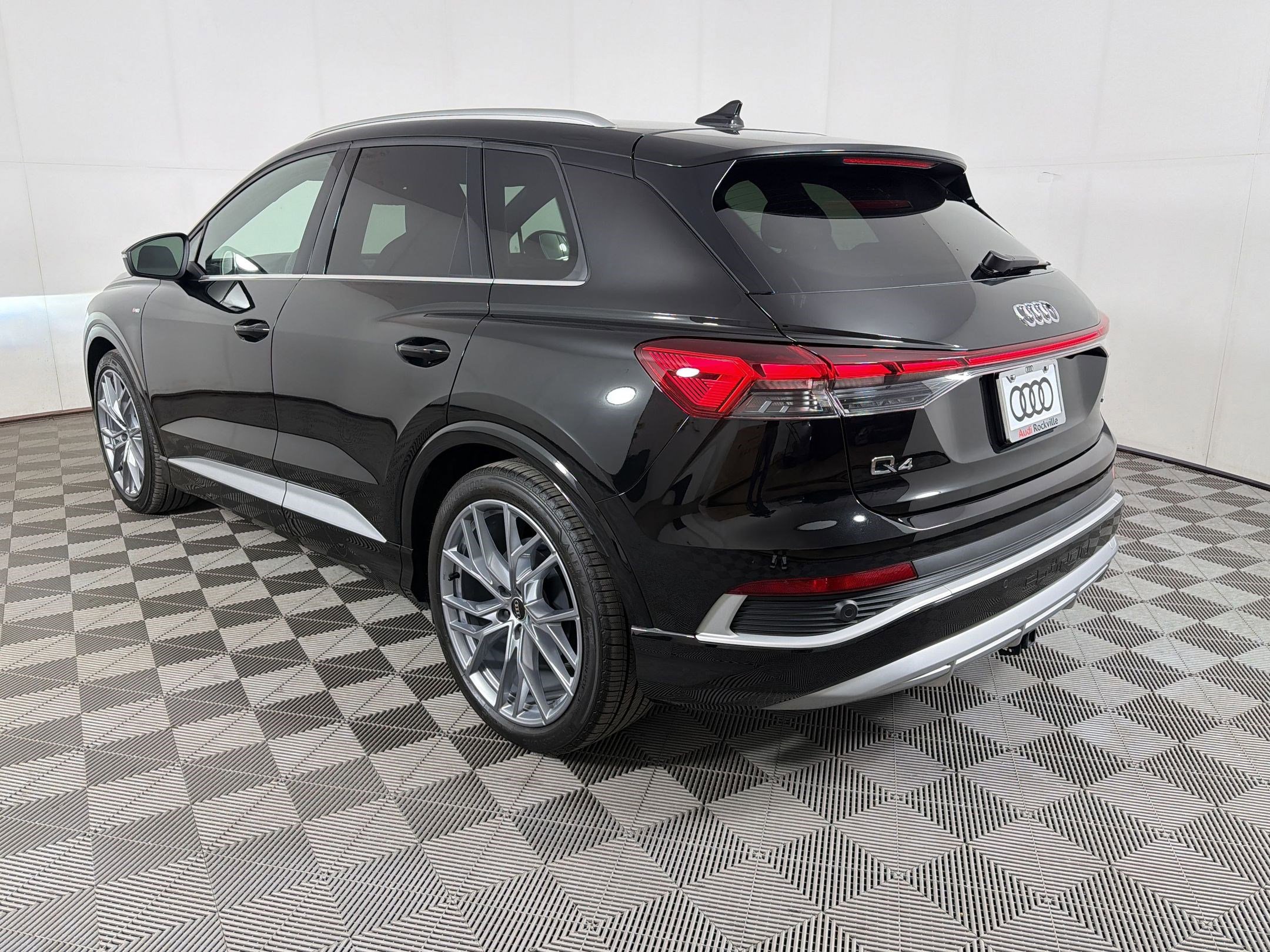 Used 2025 Audi Q4 e-tron Prestige w/ Sport Package image 3
