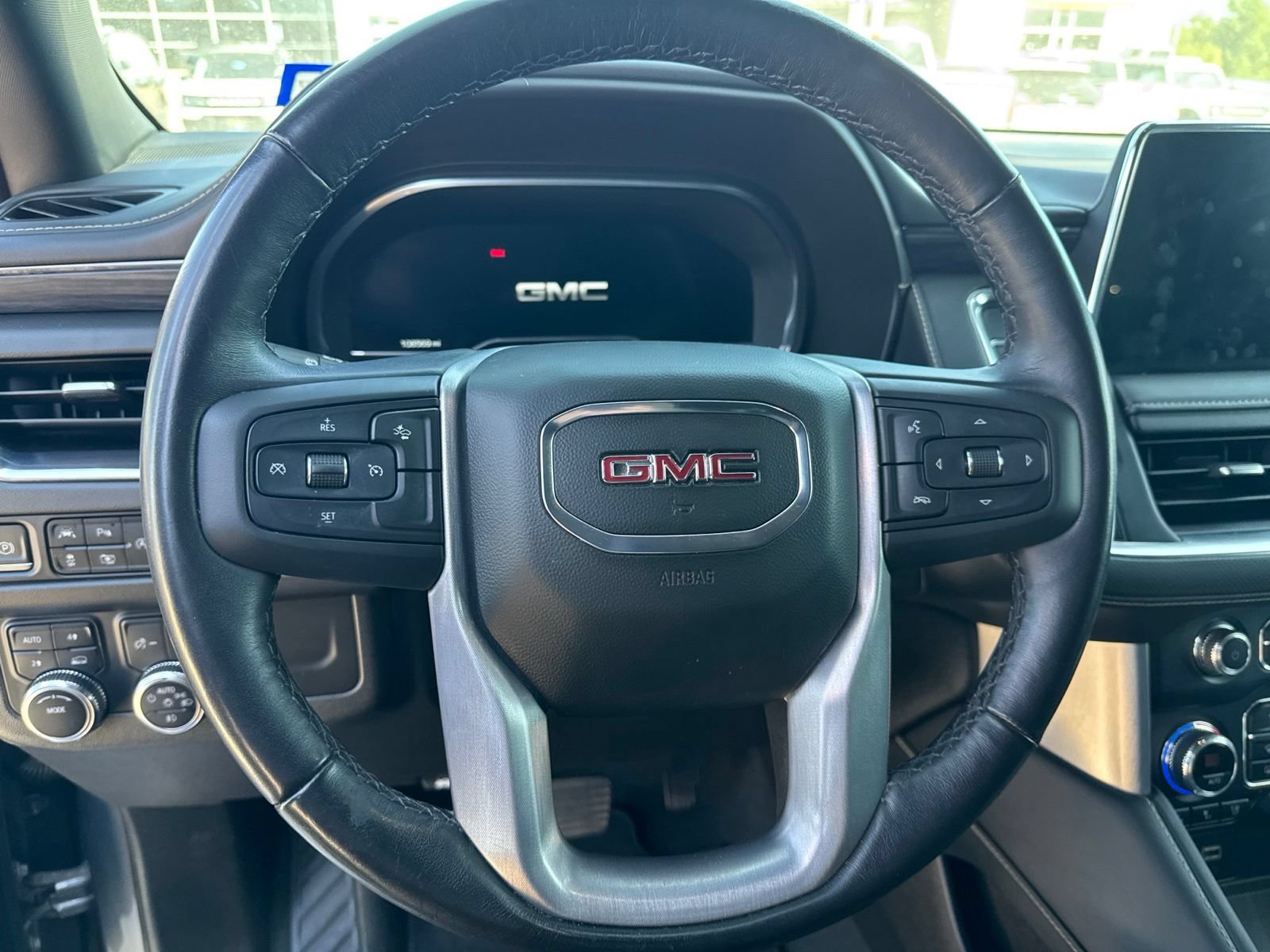 Used 2022 GMC Yukon XL SLT w/ SLT Luxury Package AWD/4WD image 11