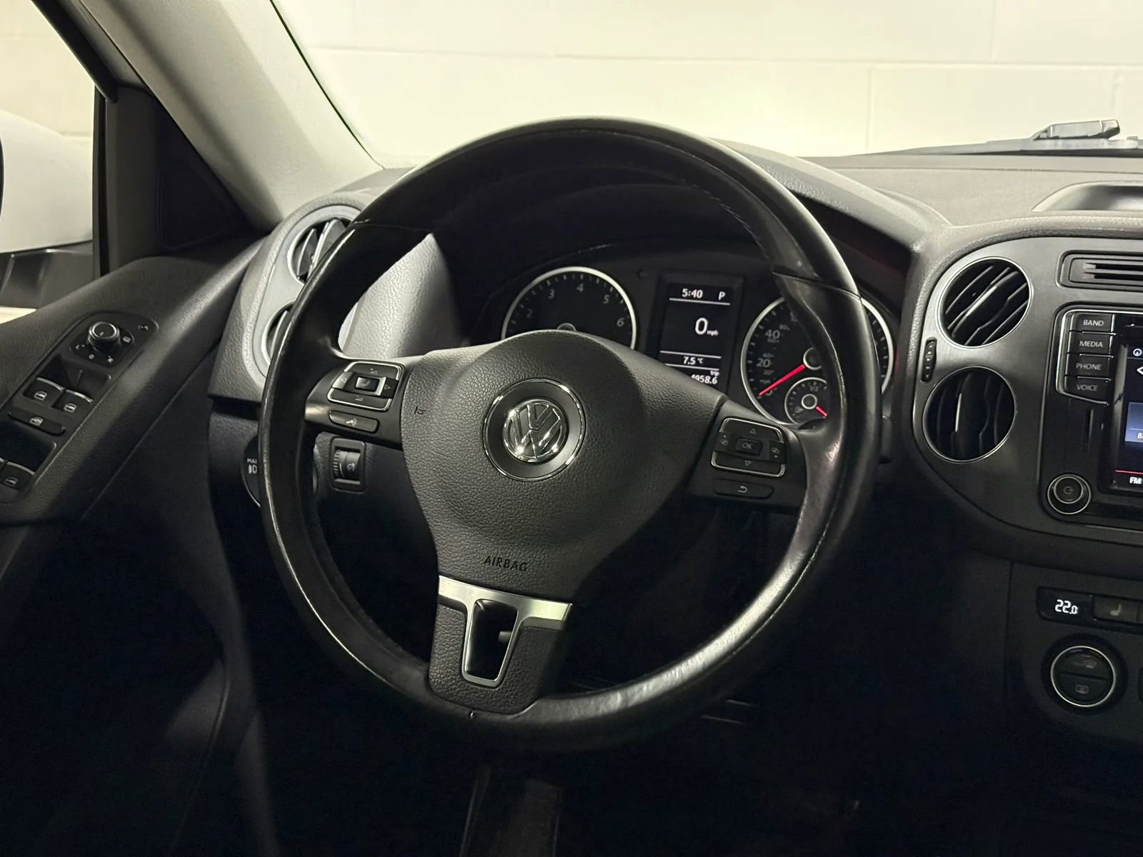 Used 2017 Volkswagen Tiguan SEL FWD image 22