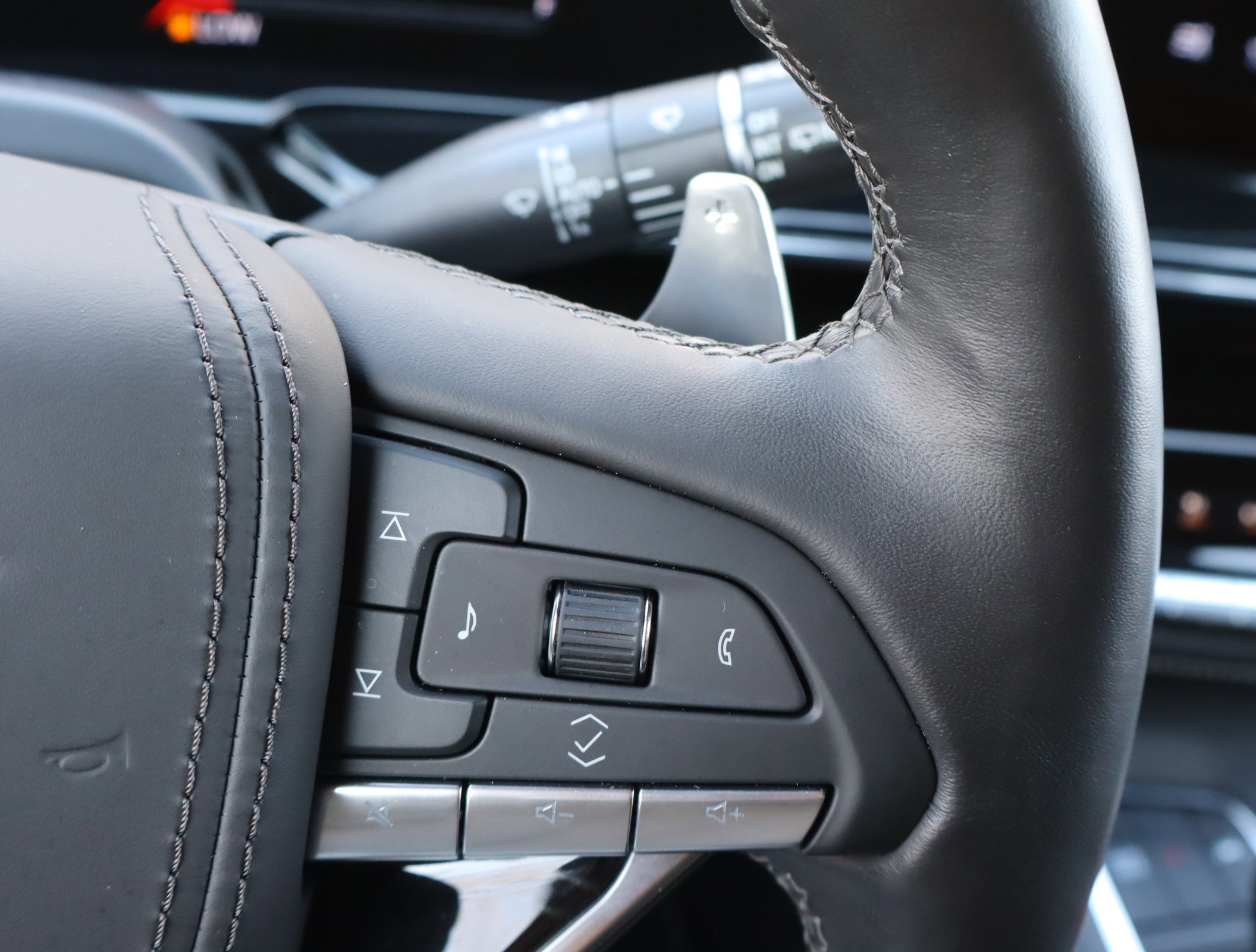 Used 2024 Cadillac Escalade V w/ LPO, ONYX Package image 23