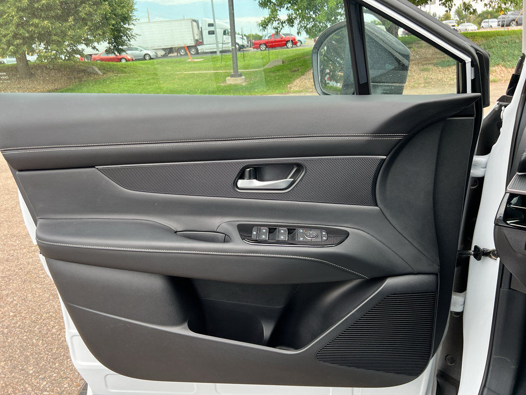 Used 2025 Nissan Murano SV AWD/4WD image 15